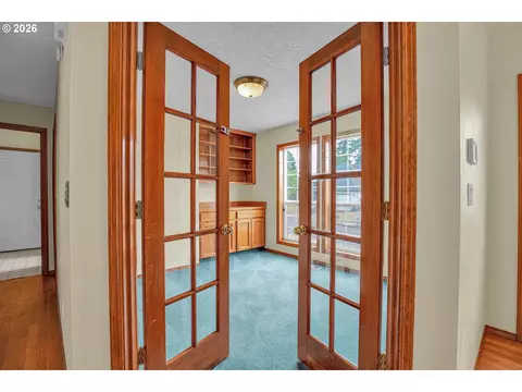 Entry Way - 1802 NW Bella Vista Ave, Gresham, OR 97030 photo 2 of 3