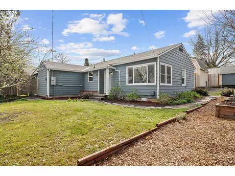 102 SE 5th St, Troutdale, OR 97060