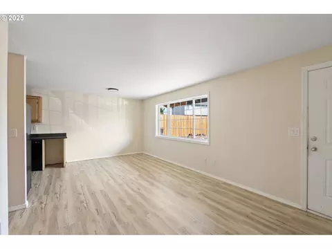 Living - 351 40th St, Springfield, OR 97478 photo 2 of 2