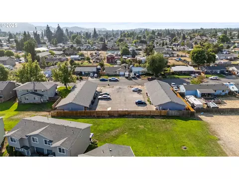 View/Area - 351 40th St, Springfield, OR 97478 photo 4 of 7