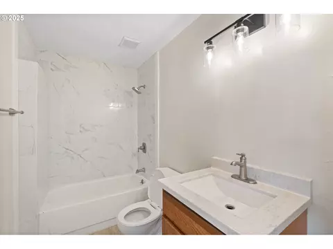 Bath - 351 40th St, Springfield, OR 97478 photo 1 of 1