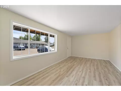 Living - 351 40th St, Springfield, OR 97478 photo 1 of 2