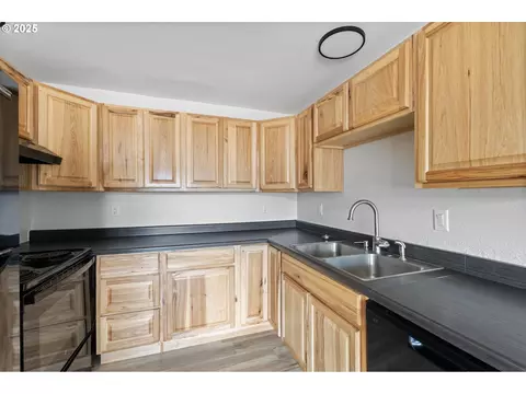 Kitchen - 351 40th St, Springfield, OR 97478 photo 1 of 2