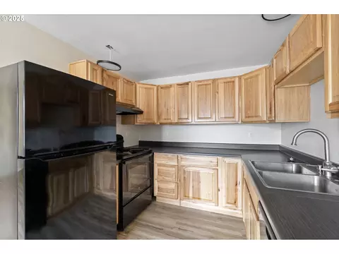 Kitchen - 351 40th St, Springfield, OR 97478 photo 2 of 2