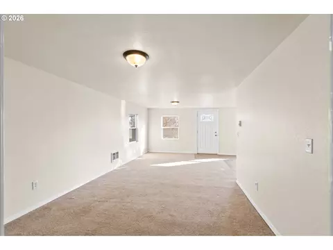 Living - 709 SW 16th St, Pendleton, OR 97801 photo 4 of 4