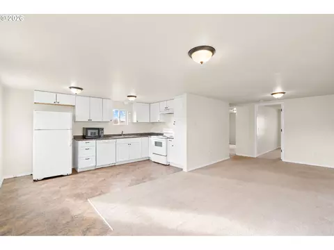 Living - 709 SW 16th St, Pendleton, OR 97801 photo 1 of 4