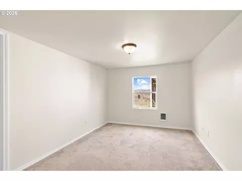 Bedroom - 709 SW 16th St, Pendleton, OR 97801 photo 3 of 3