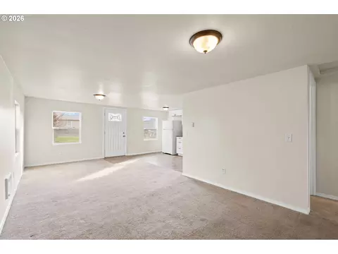 Living - 709 SW 16th St, Pendleton, OR 97801 photo 3 of 4