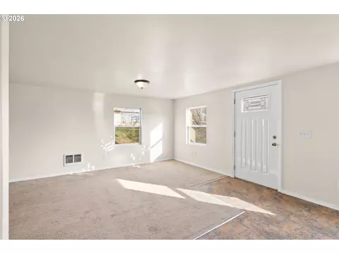 Living - 709 SW 16th St, Pendleton, OR 97801 photo 2 of 4