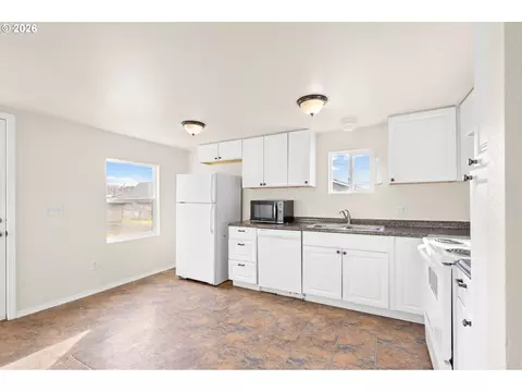 Kitchen - 709 SW 16th St, Pendleton, OR 97801 photo 2 of 2
