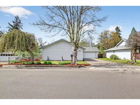 640 Stonehill Dr, Gladstone, OR 97027
