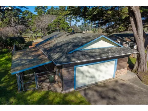 1260 Jackson Ave SW, Bandon, OR 97411