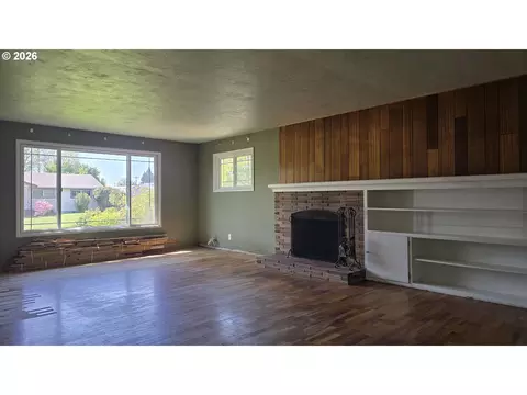 Living - 1047 Baxter St, Eugene, OR 97402 photo 1 of 7