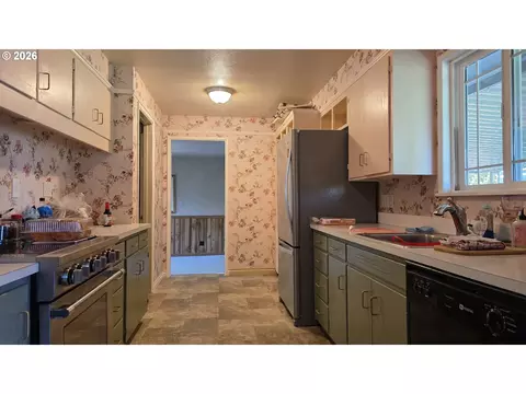 Kitchen - 1047 Baxter St, Eugene, OR 97402 photo 1 of 4