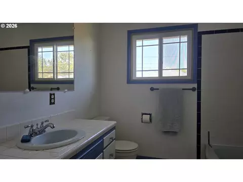 Bath - 1047 Baxter St, Eugene, OR 97402 photo 2 of 2