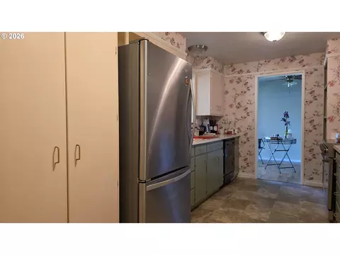 Kitchen - 1047 Baxter St, Eugene, OR 97402 photo 3 of 4