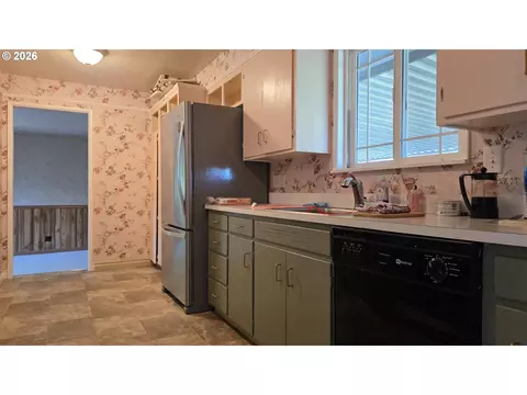 Kitchen - 1047 Baxter St, Eugene, OR 97402 photo 2 of 4