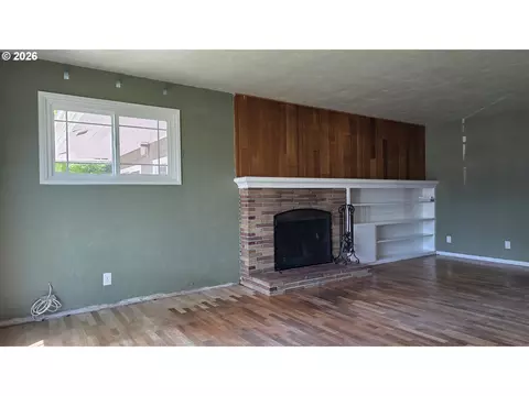 Living - 1047 Baxter St, Eugene, OR 97402 photo 4 of 7