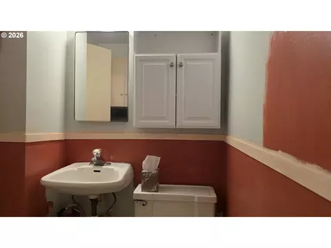 Bath - 1047 Baxter St, Eugene, OR 97402 photo 1 of 2