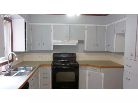 944 5th St, Lyons, OR 97358 photo 2