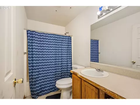 Bath - 5508 Donohoe Ave, Eugene, OR 97402 photo 3 of 3