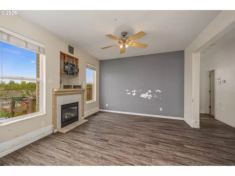 Living - 5508 Donohoe Ave, Eugene, OR 97402 photo 3 of 4