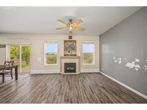 Living - 5508 Donohoe Ave, Eugene, OR 97402 photo 4 of 4