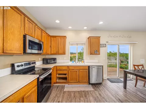 Kitchen - 5508 Donohoe Ave, Eugene, OR 97402 photo 2 of 2