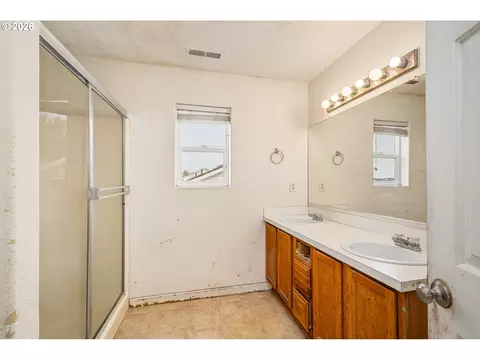Bath - 5508 Donohoe Ave, Eugene, OR 97402 photo 2 of 3