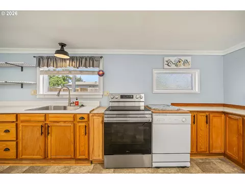 Kitchen - 204 19th St, Springfield, OR 97477 photo 3 of 4
