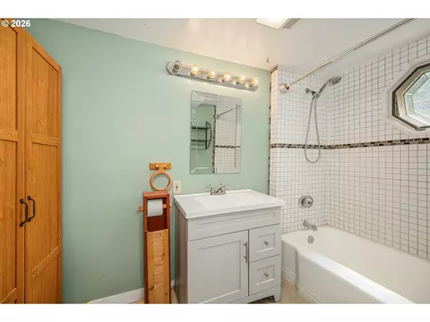 Bath - 204 19th St, Springfield, OR 97477 photo 1 of 2