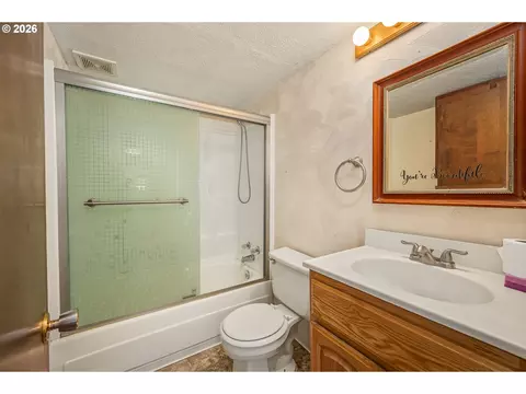 Bath - 204 19th St, Springfield, OR 97477 photo 2 of 2