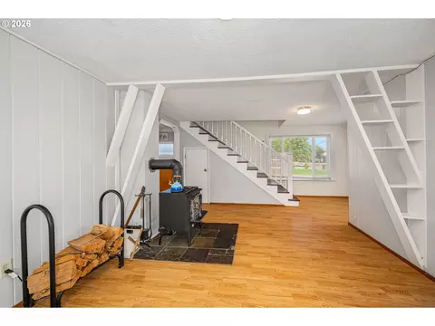 Living - 204 19th St, Springfield, OR 97477 photo 1 of 5