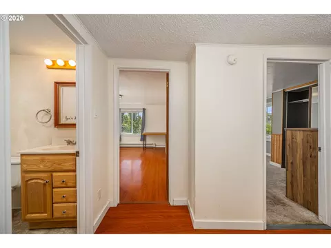 Entry Way - 204 19th St, Springfield, OR 97477 photo 3 of 4