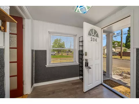 Entry Way - 204 19th St, Springfield, OR 97477 photo 2 of 4