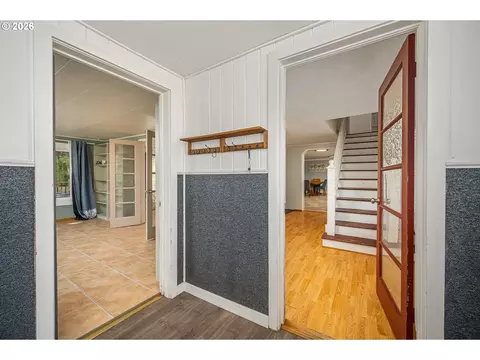 Entry Way - 204 19th St, Springfield, OR 97477 photo 1 of 4