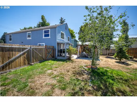 Exterior - 204 19th St, Springfield, OR 97477 photo 4 of 8