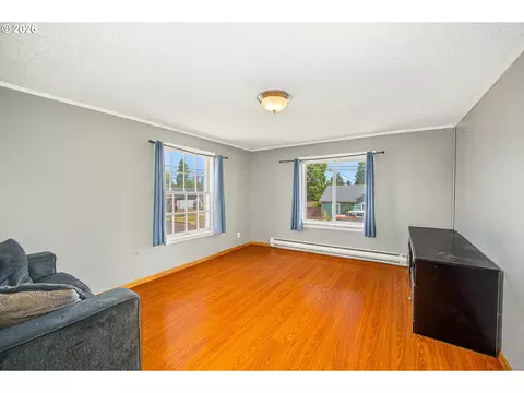 Living - 204 19th St, Springfield, OR 97477 photo 5 of 5