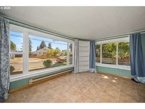Living - 204 19th St, Springfield, OR 97477 photo 3 of 5