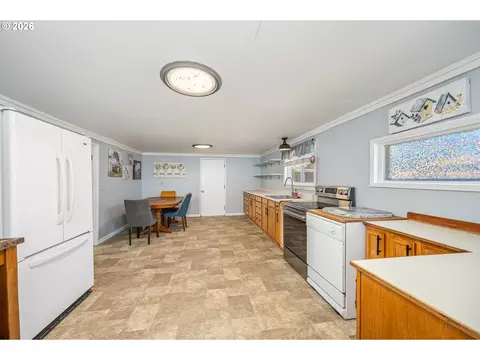 Kitchen - 204 19th St, Springfield, OR 97477 photo 1 of 4