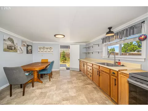 Kitchen - 204 19th St, Springfield, OR 97477 photo 2 of 4
