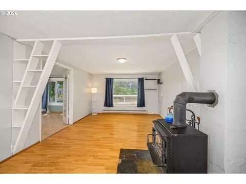 Living - 204 19th St, Springfield, OR 97477 photo 2 of 5