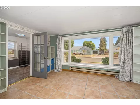 Living - 204 19th St, Springfield, OR 97477 photo 4 of 5