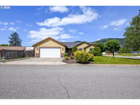 335 Weaver Ave, Myrtle Creek, OR 97457