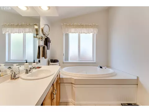 Bath - 1816 Fountain Ct, Eugene, OR 97402 photo 2 of 3