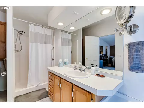 Bath - 1816 Fountain Ct, Eugene, OR 97402 photo 1 of 3