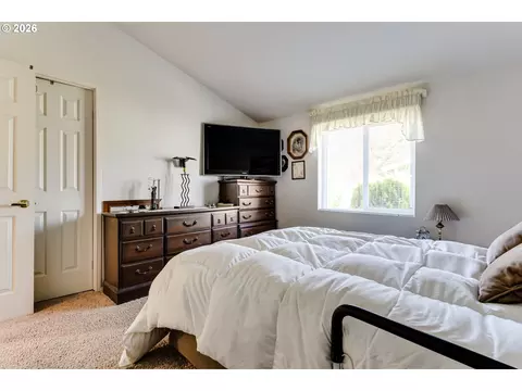 Bedroom - 1816 Fountain Ct, Eugene, OR 97402 photo 4 of 4