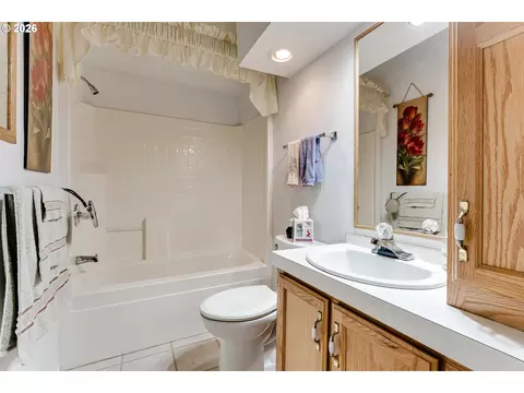 Bath - 1816 Fountain Ct, Eugene, OR 97402 photo 3 of 3