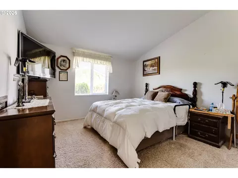 Bedroom - 1816 Fountain Ct, Eugene, OR 97402 photo 3 of 4