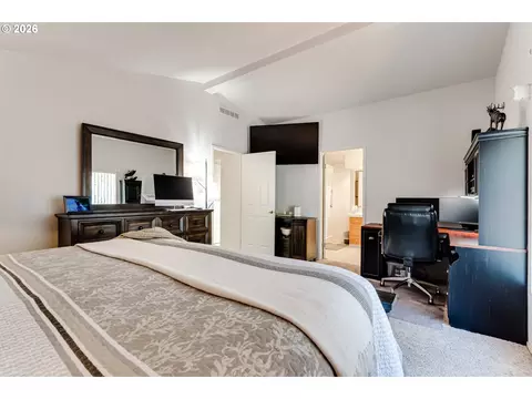 Bedroom - 1816 Fountain Ct, Eugene, OR 97402 photo 2 of 4